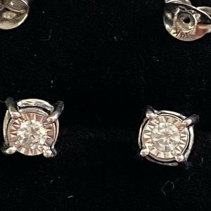 Diamond studs in 14k white gold